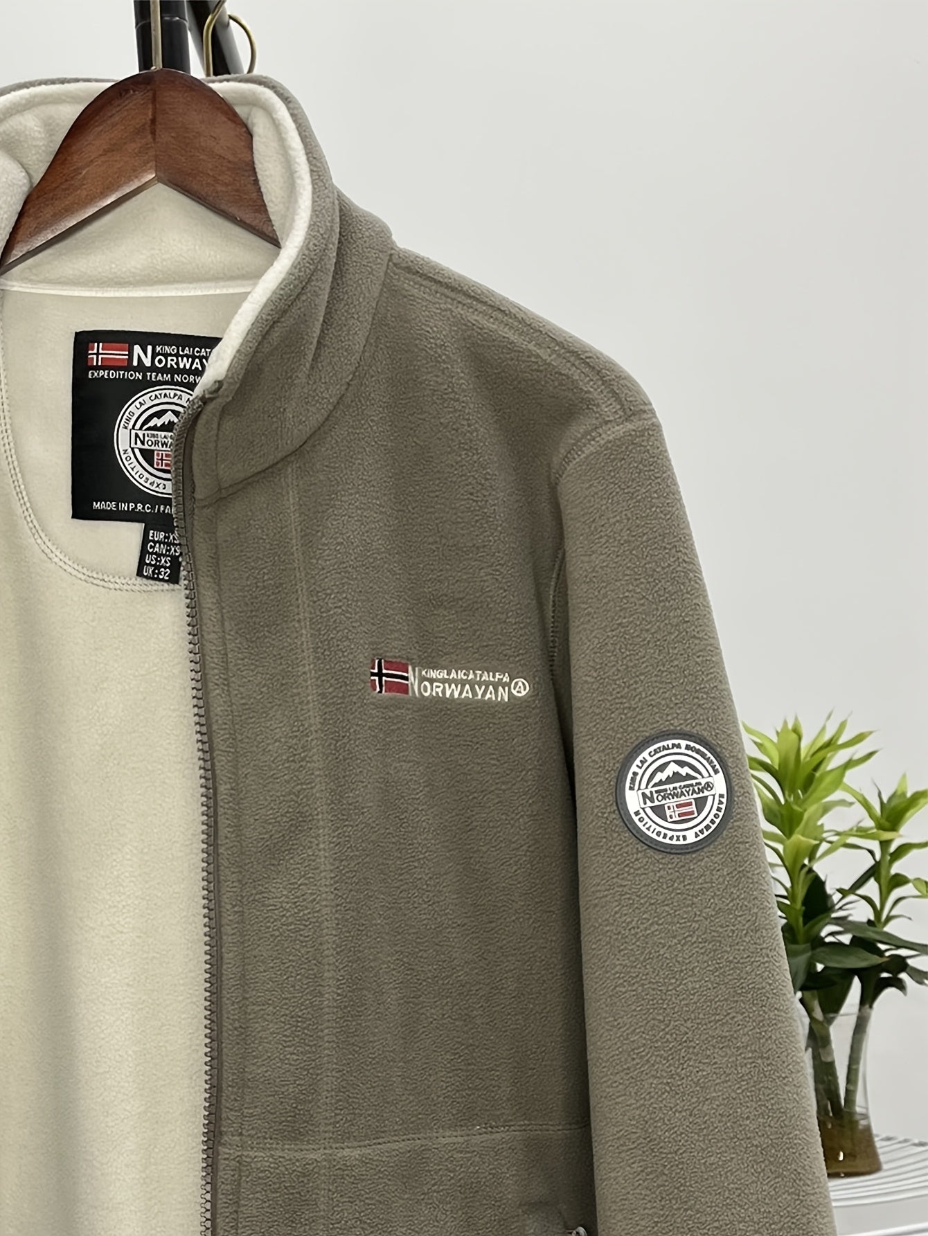 Lightweight outdoor zip jacket with high collar Stylish for Men | Julius Nord