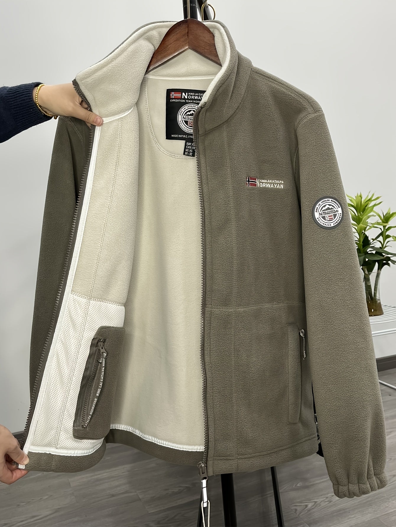 Lightweight outdoor zip jacket with high collar Stylish for Men | Julius Nord