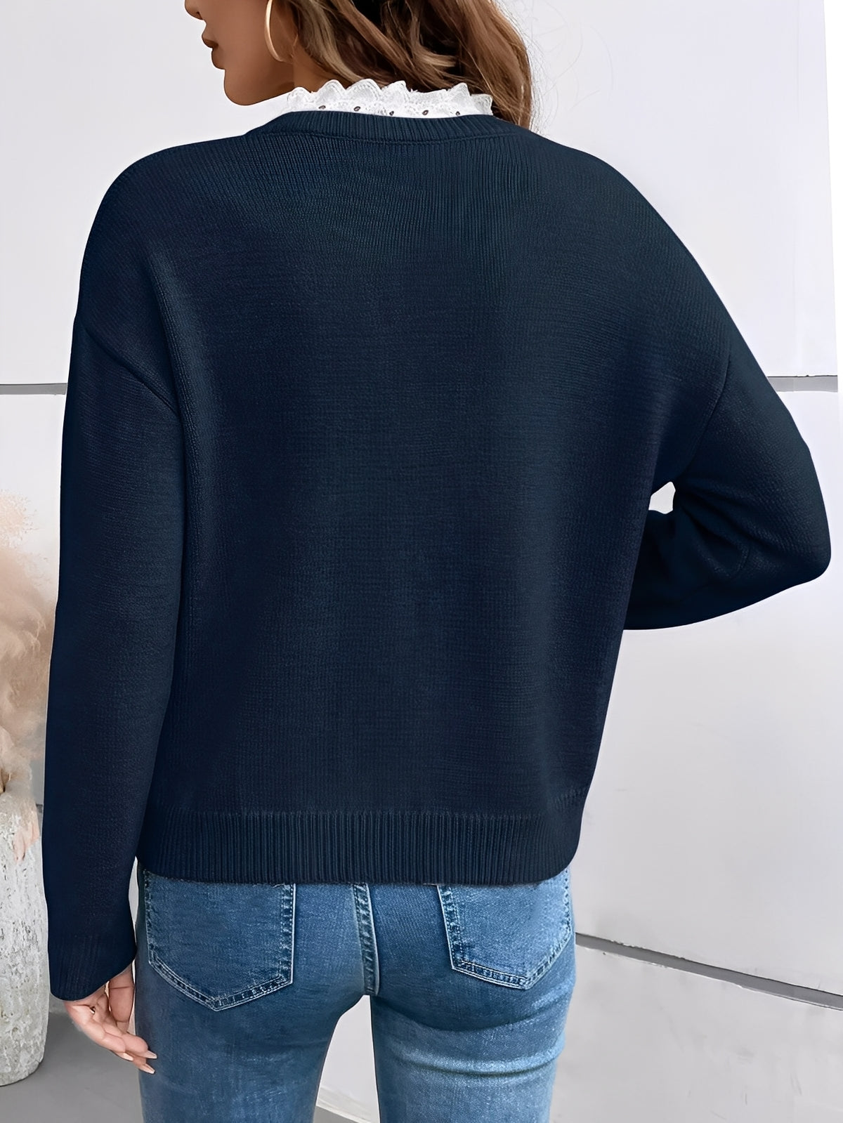 Elegant blouse with lace neckline detail | Vera